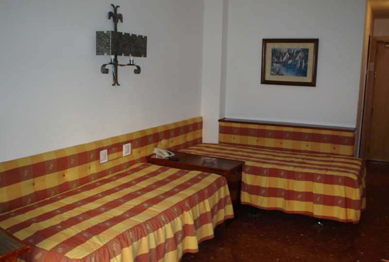 Hotel Apartamentos Bajondillo Торремолінос Екстер'єр фото Two beds in a hotel room