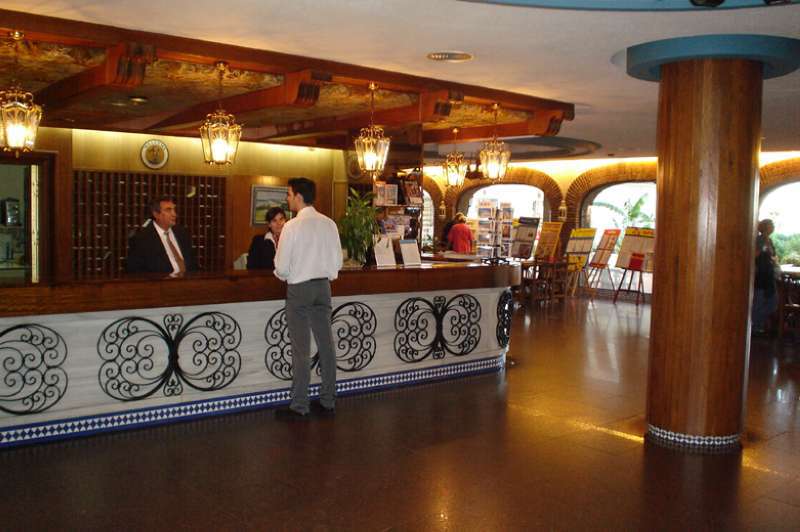 Hotel Apartamentos Bajondillo Торремолінос Екстер'єр фото Reception desk