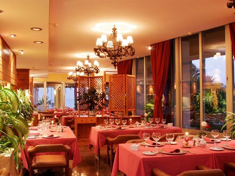 Hotel Apartamentos Bajondillo Торремолінос Екстер'єр фото A restaurant in Antalya