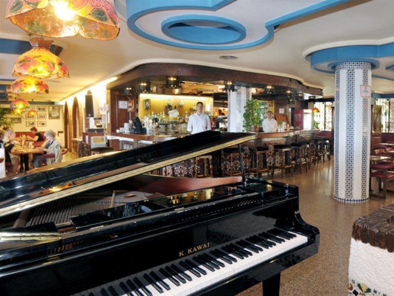 Hotel Apartamentos Bajondillo Торремолінос Екстер'єр фото Piano in a restaurant
