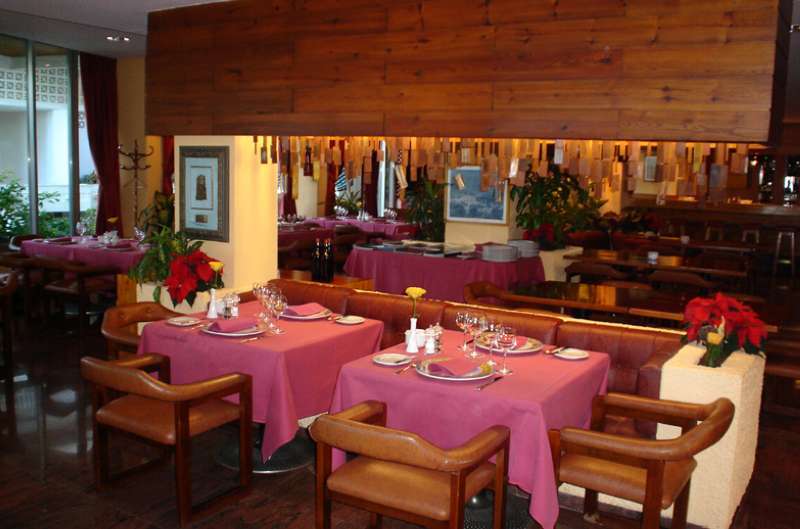 Hotel Apartamentos Bajondillo Торремолінос Екстер'єр фото Interior of a restaurant in Madrid