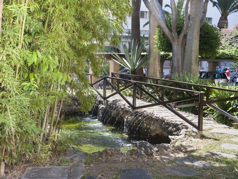 Hotel Apartamentos Bajondillo Торремолінос Екстер'єр фото The fountain of the old town