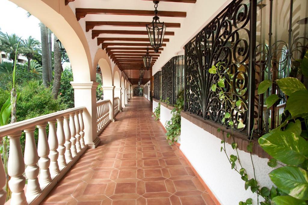 Hotel Apartamentos Bajondillo Торремолінос Екстер'єр фото Casa de Piedra