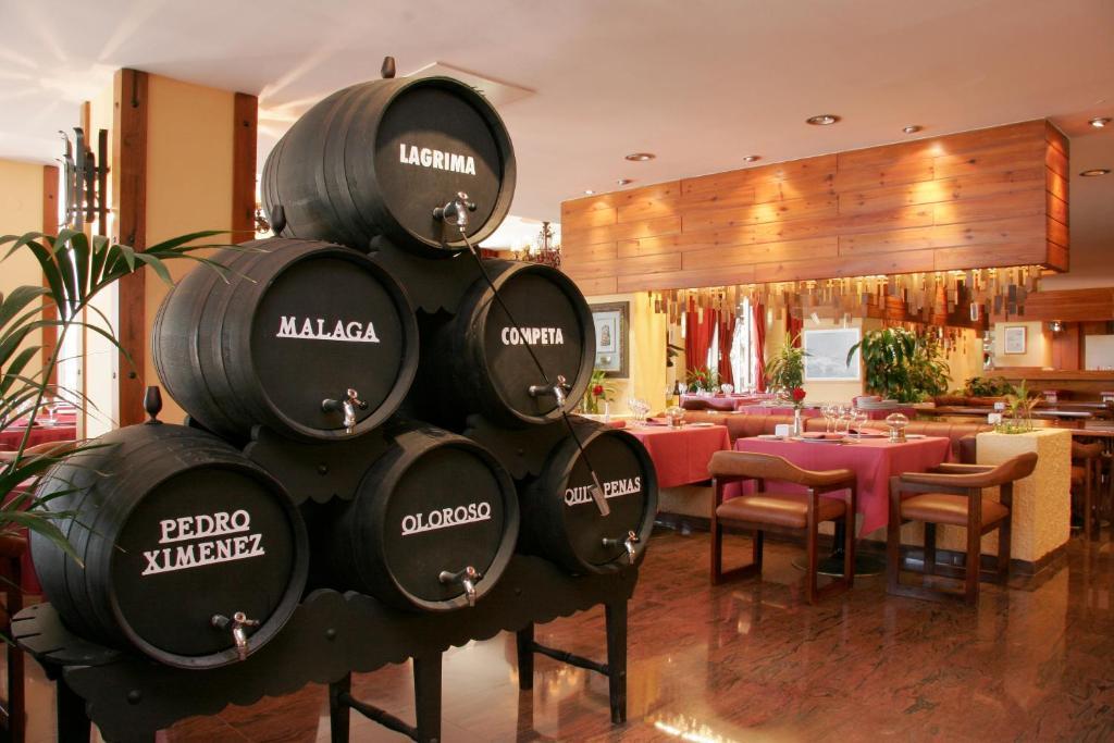 Hotel Apartamentos Bajondillo Торремолінос Екстер'єр фото A restaurant in Málaga, Spain.