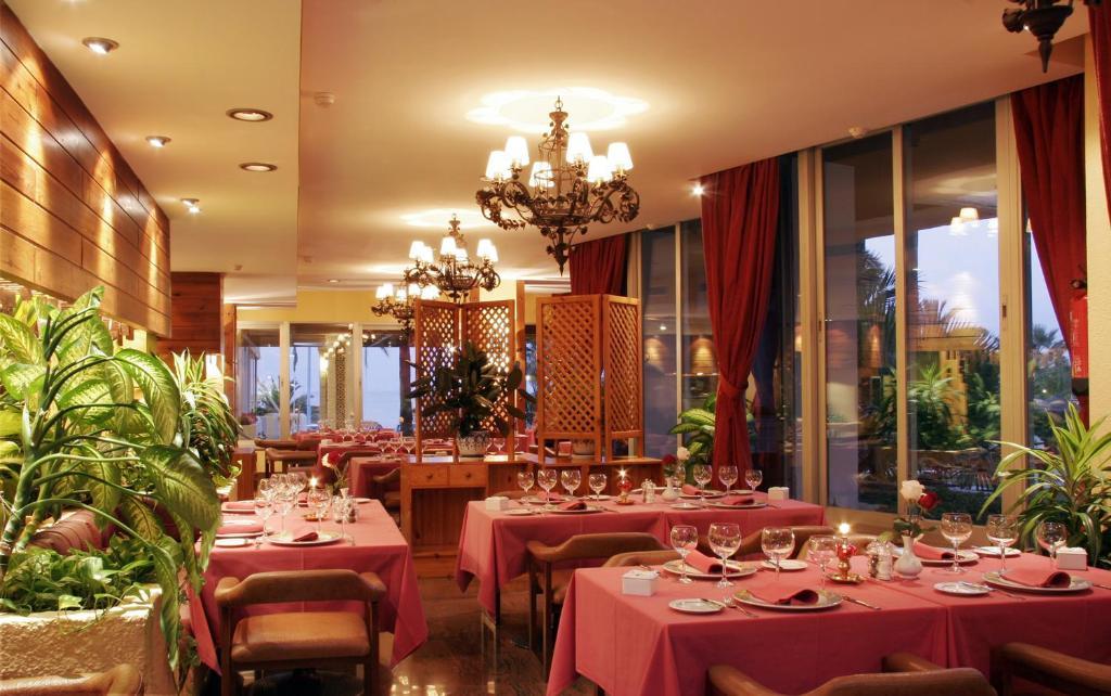 Hotel Apartamentos Bajondillo Торремолінос Екстер'єр фото Interior of a restaurant