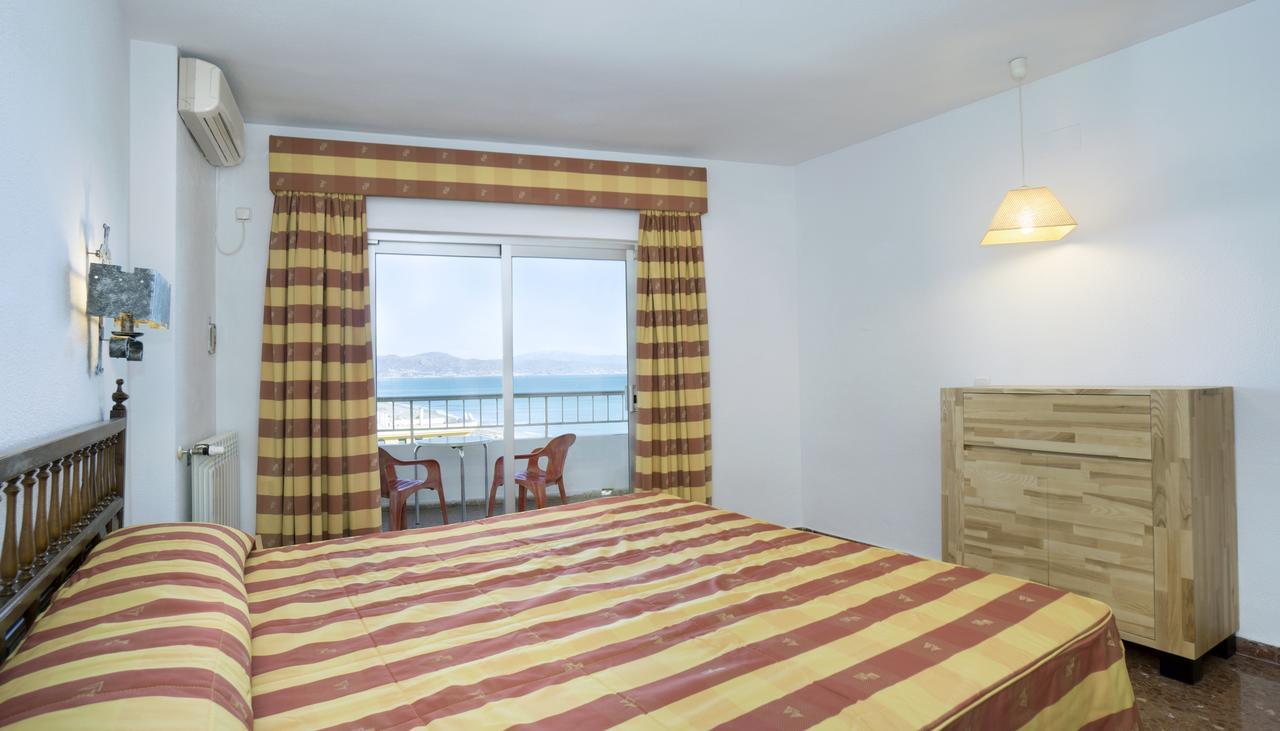 Hotel Apartamentos Bajondillo Торремолінос Екстер'єр фото Bedroom with sea view