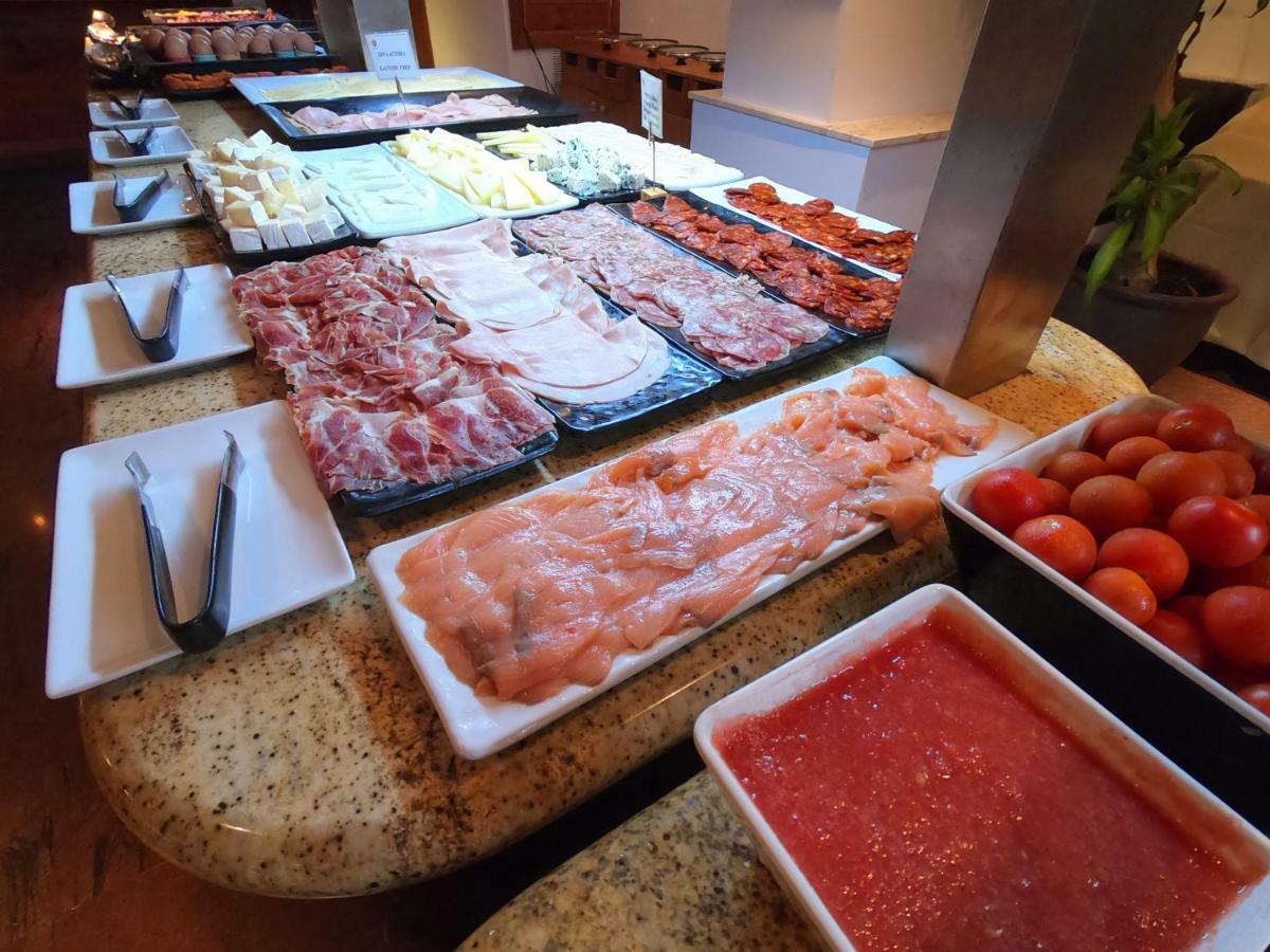 Hotel Apartamentos Bajondillo Торремолінос Екстер'єр фото Breakfast buffet at a luxury hotel