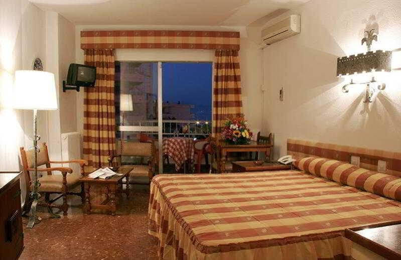 Hotel Apartamentos Bajondillo Торремолінос Екстер'єр фото A room at the hotel